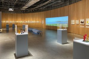「イラストレーター　安西水丸展　ぼくのあそび　I DRAW TO PLAY」が、立川・PLAY! MUSEUMで2026年５月20日（水）からスタート